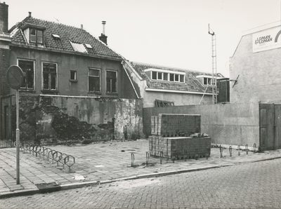 863456 Gezicht op een tijdelijk pleintje waar panden gesloopt zijn, achter het pand Nieuwekade 17 in de Oranjestraat in ...